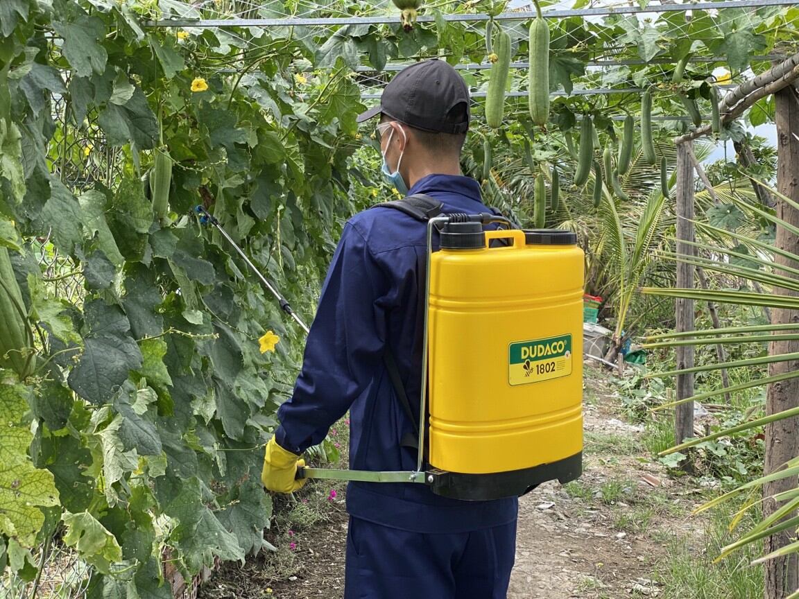 Bộ bơm bình xịt tưới cây Dudaco 18L
