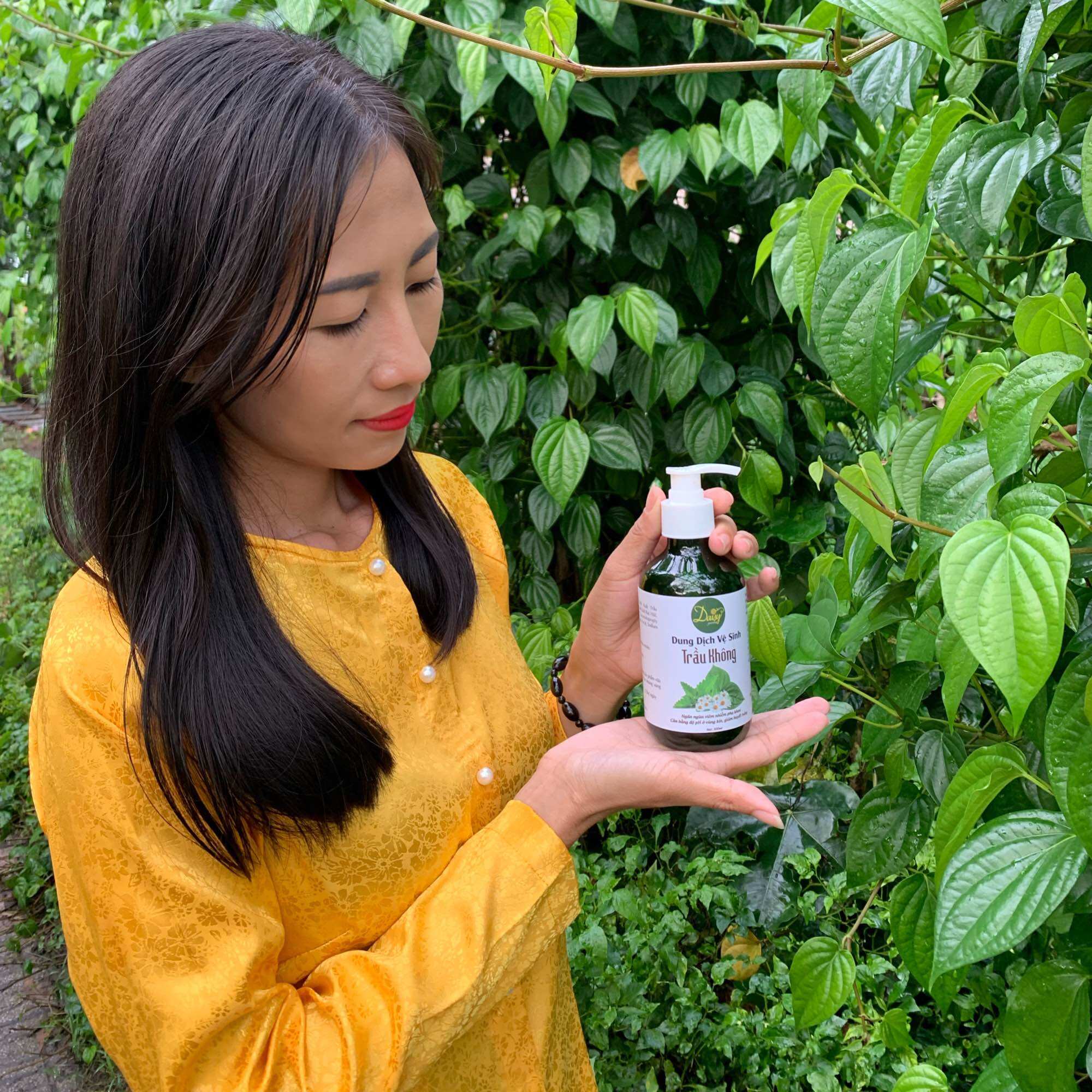 Dung dịch vệ sinh trầu không Daisy Garden chai 300ml