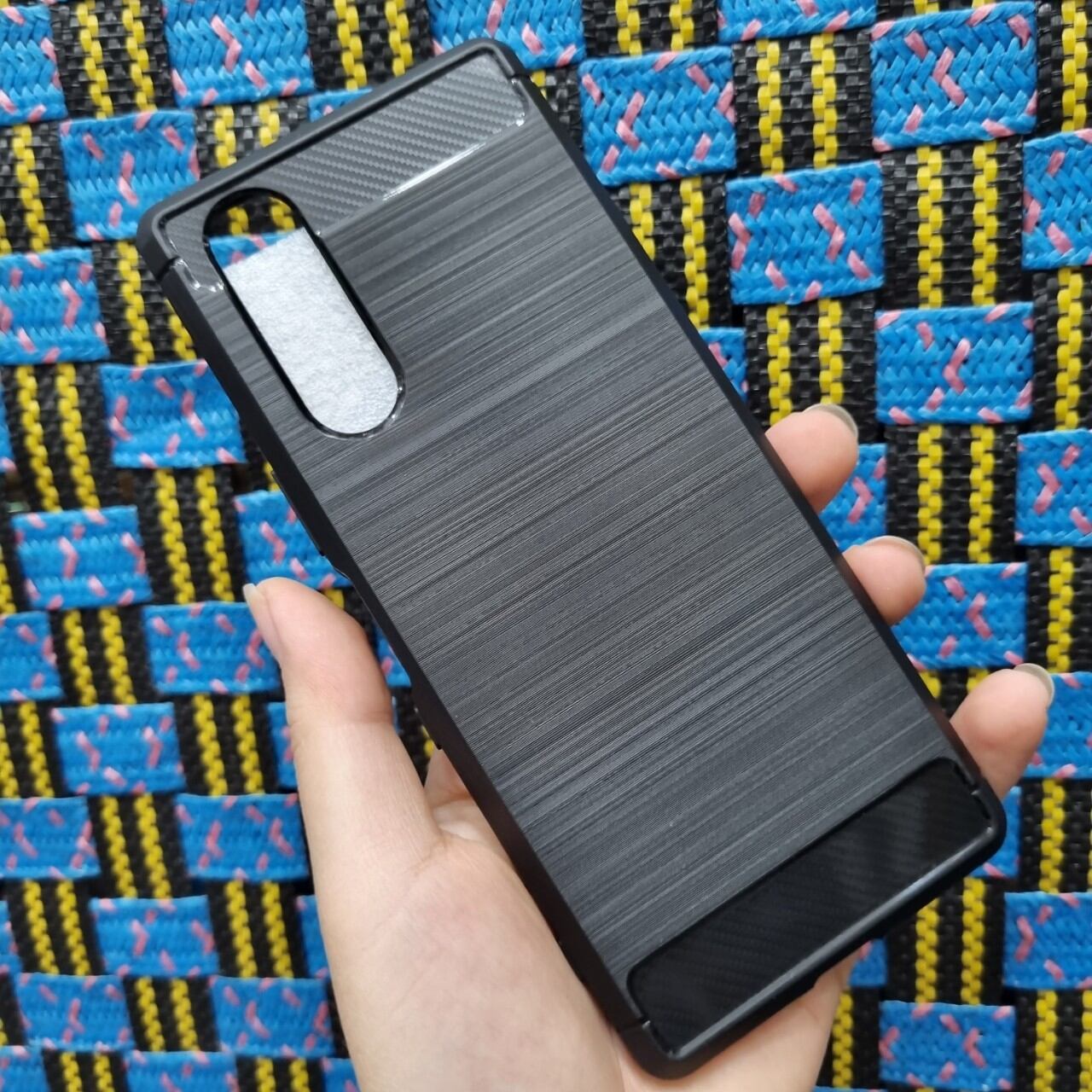Case ốp lưng Sony Xperia 5 / XZ5 dẻo đen vân xước carbon dày dặn chống sốc ôm máy