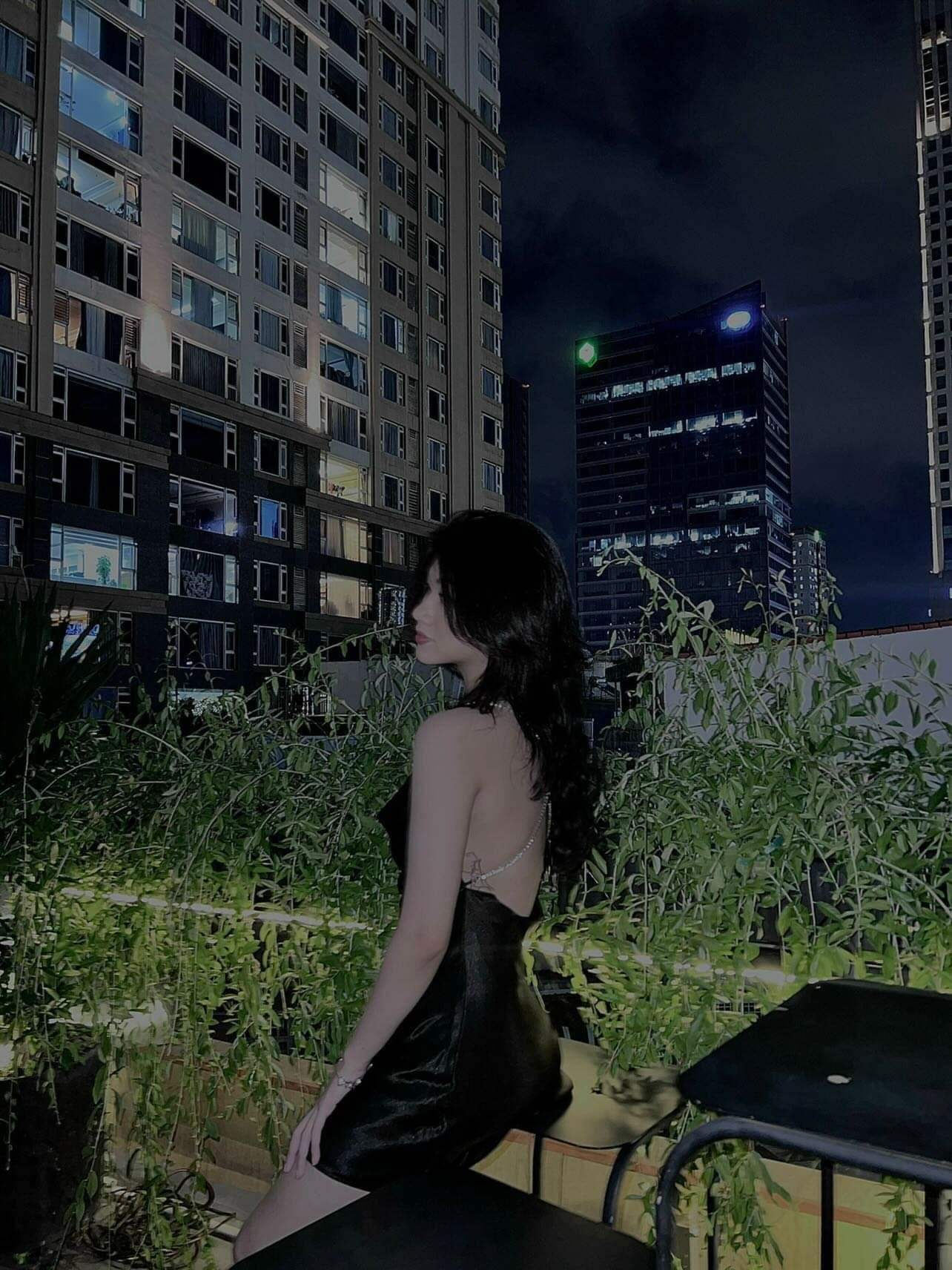 Đầm Lụa Hở Lưng Dây Đá