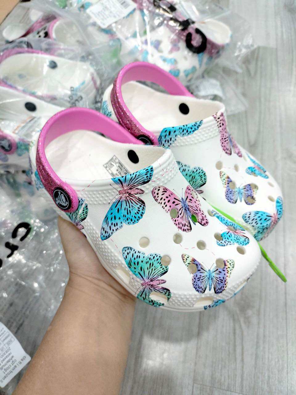 Sục Crocs butterfly trẻ em chính hãng, crocs Ninh, giầy dép crocs thời trang nam nữ xuất khẩu xịn. Giầy sục đi mưa