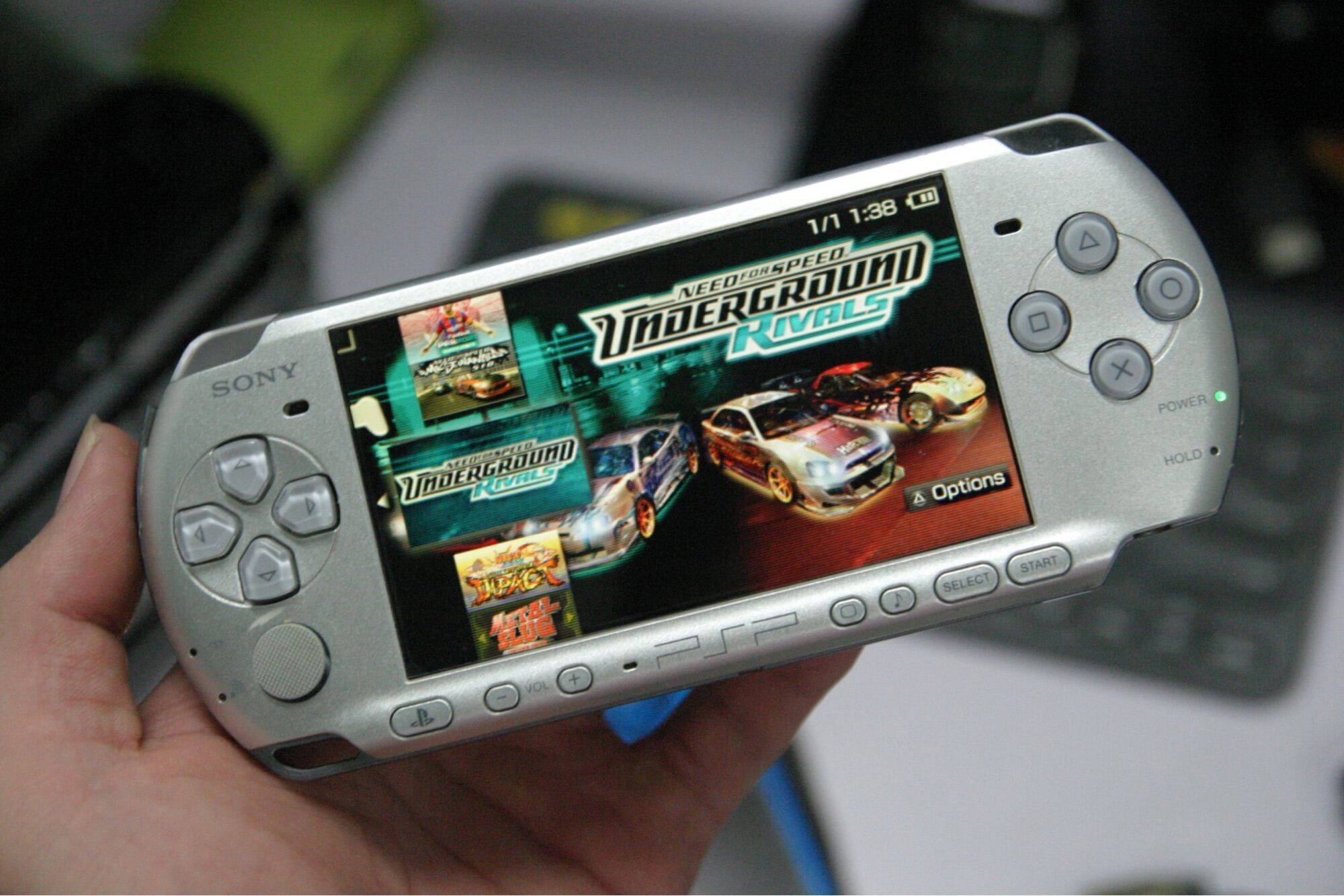 Máy Game PSP 3000 Full Game PSP, PS1, GAME THÙNG, NES, SNES, GBA bạc 94%