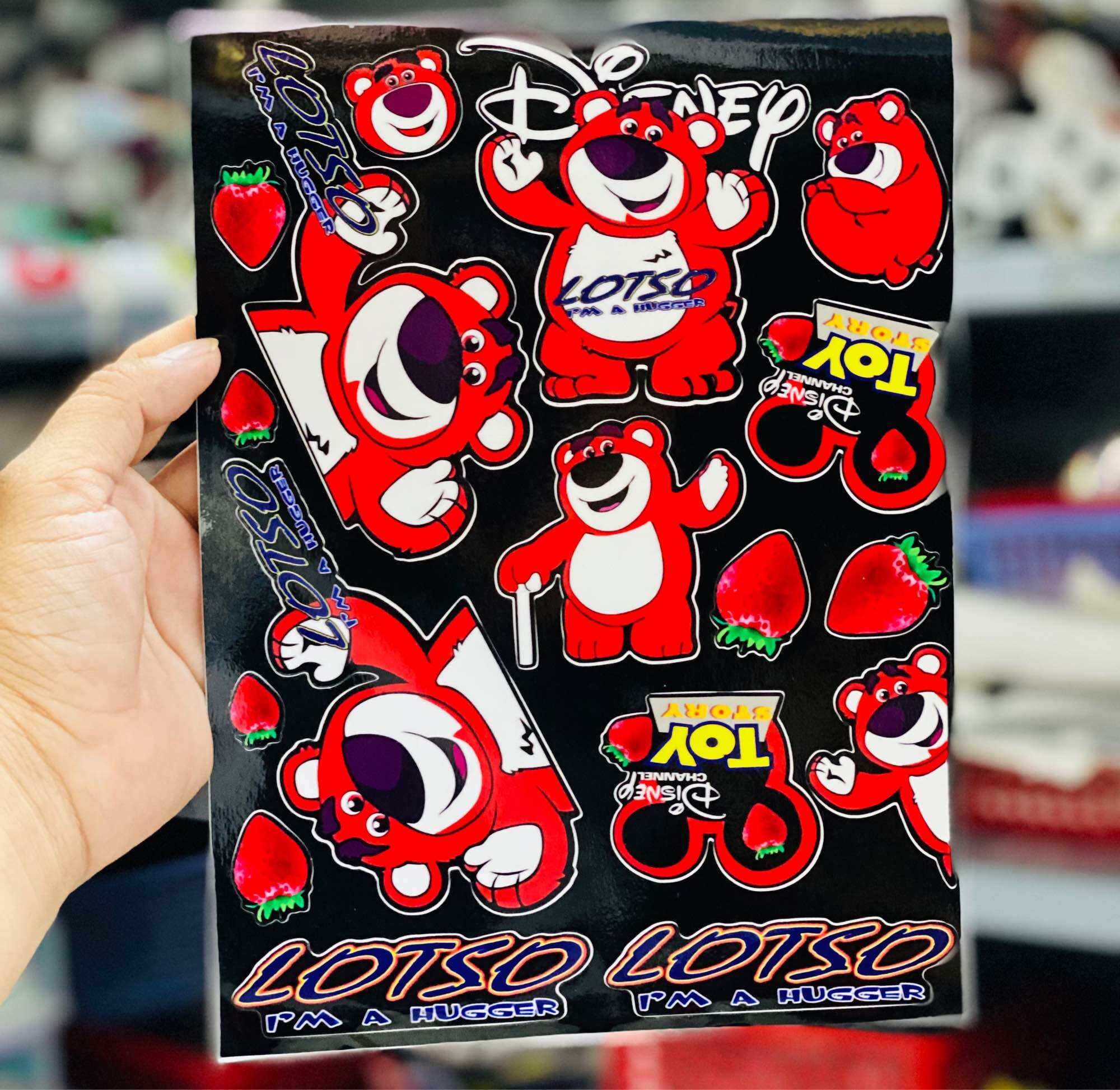 Logo sticker gấu dâu kích thước 18x25cm