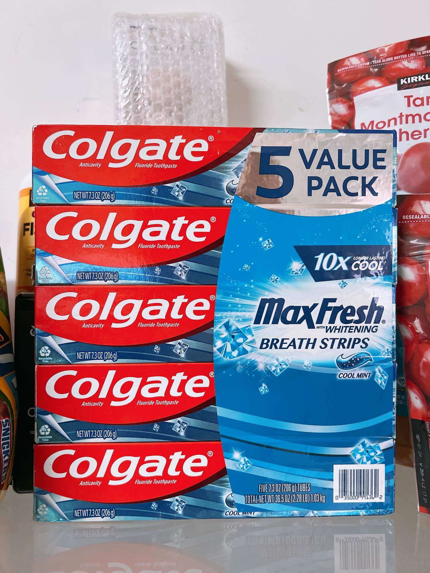 Kem đánh răng Colgate Max Fresh Breath Strips Cool Mint 206g của Mỹ.
