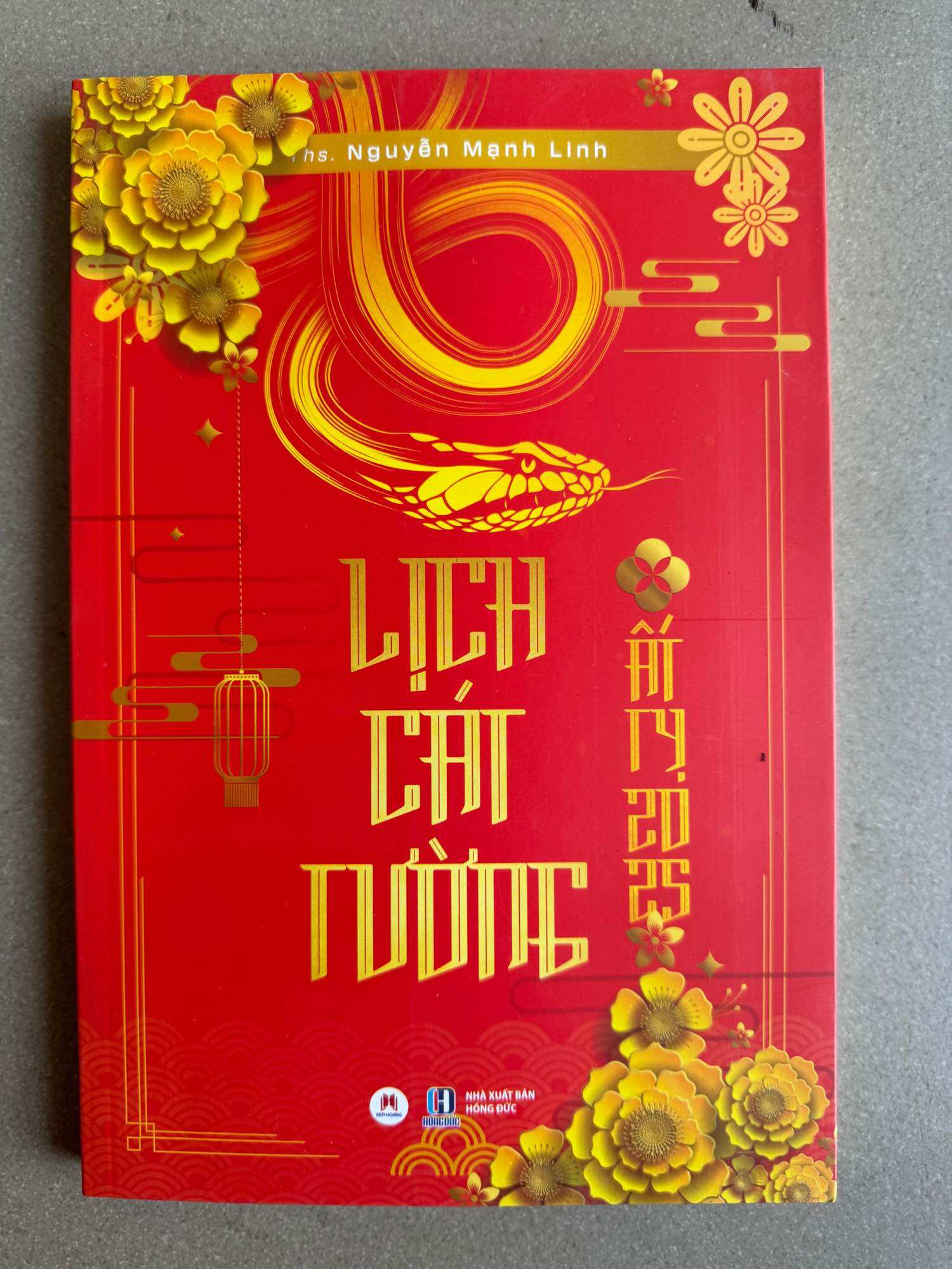 Lịch cát tường 2025 Ất tỵ giá bìa 120k