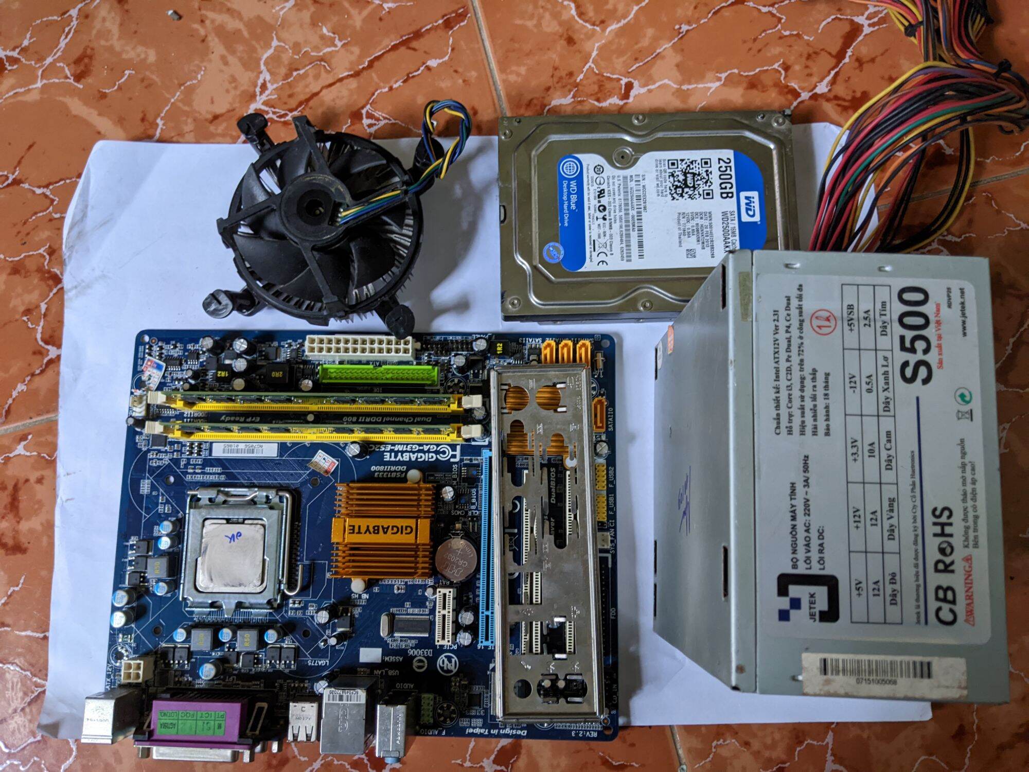 Combo main , ram, chip, nguồn ổ cứng ( đủ 1 bộ, cài sẵn win)
