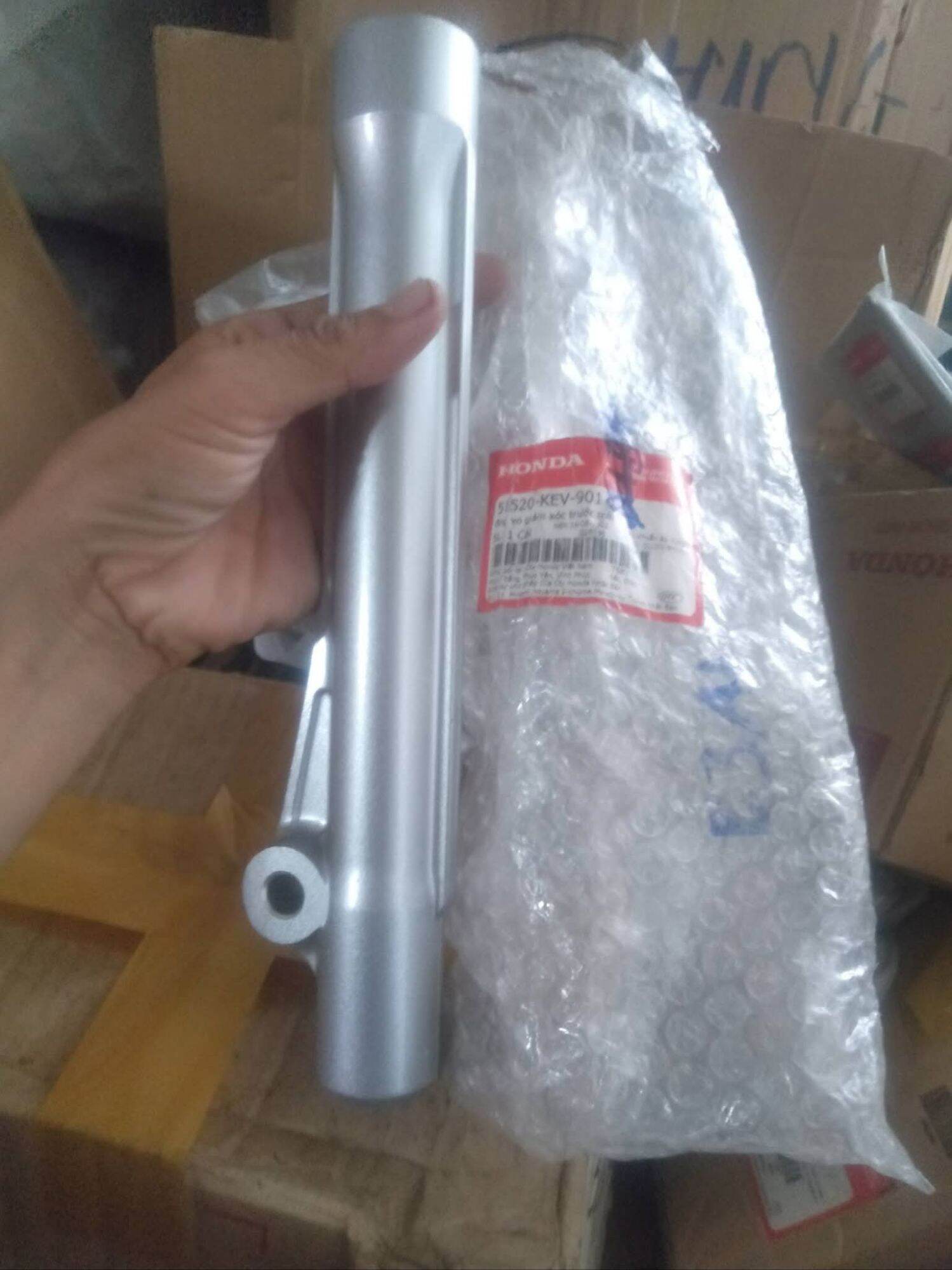 Vỏ phuộc bên trái Wave anpha đời đầu
