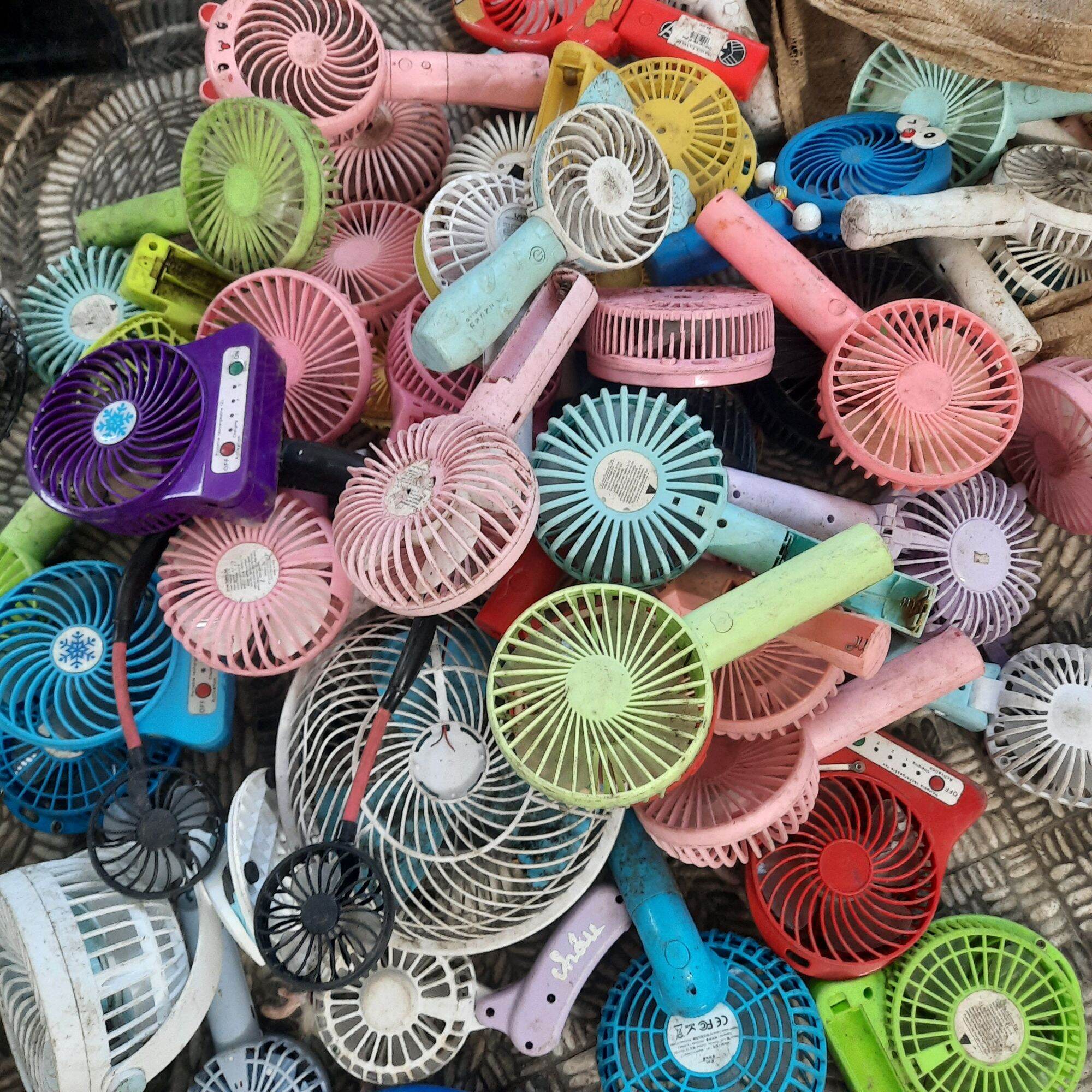 Quạt lỗi hư hỏng quạt cầm tay mini .quạt để bàn...các loại