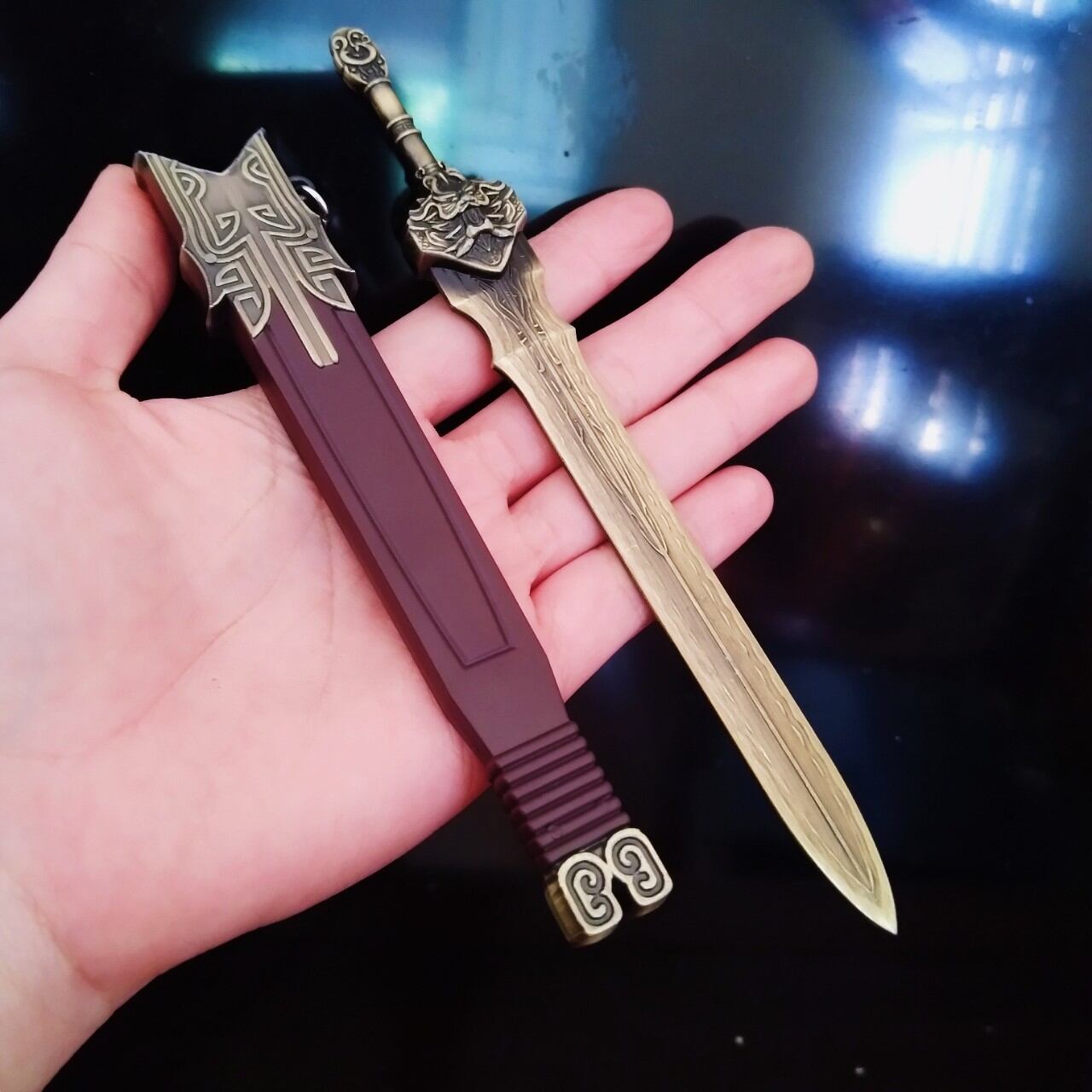 Mô hình long uyên kiếm 22cm.