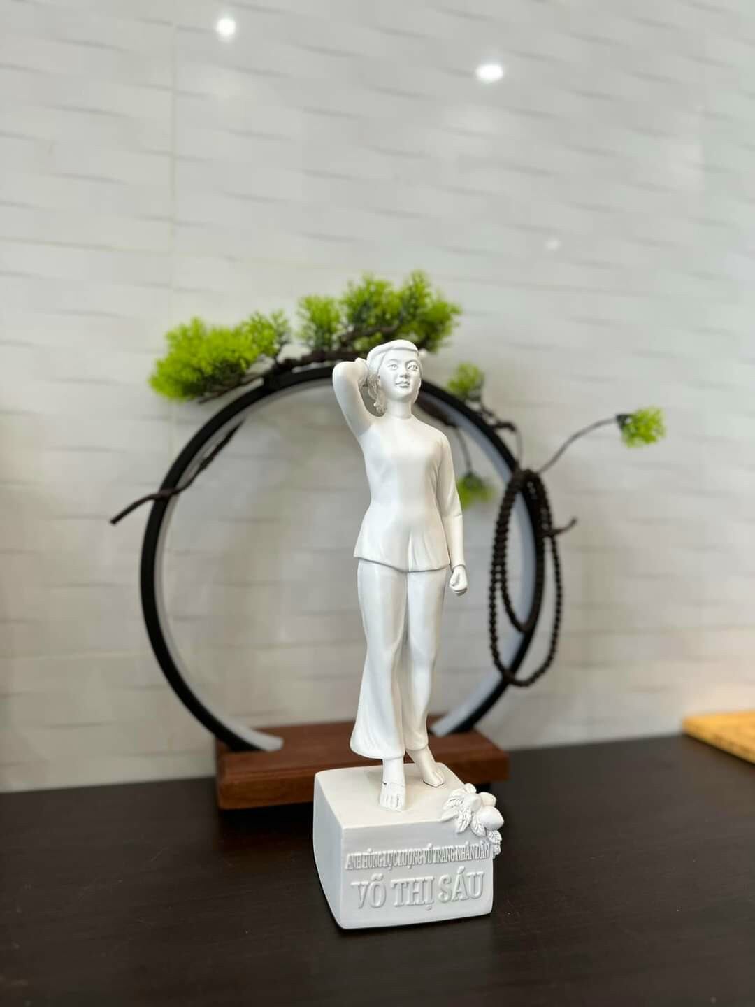 Tôn Tượng Cô Võ Thị Sáu 30cm