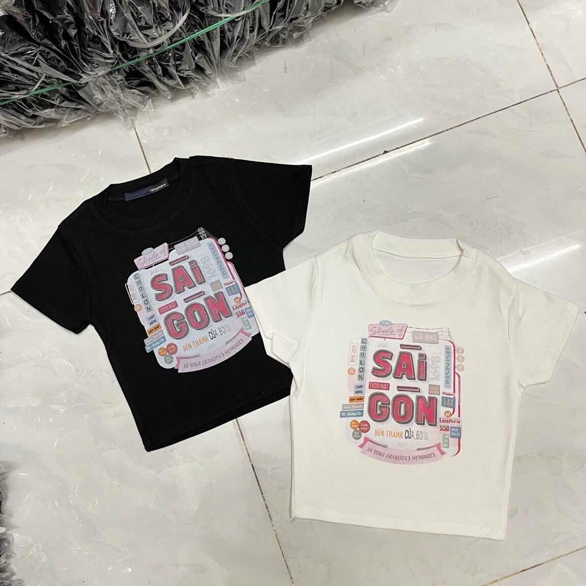 Áo croptop in chữ sài gòn