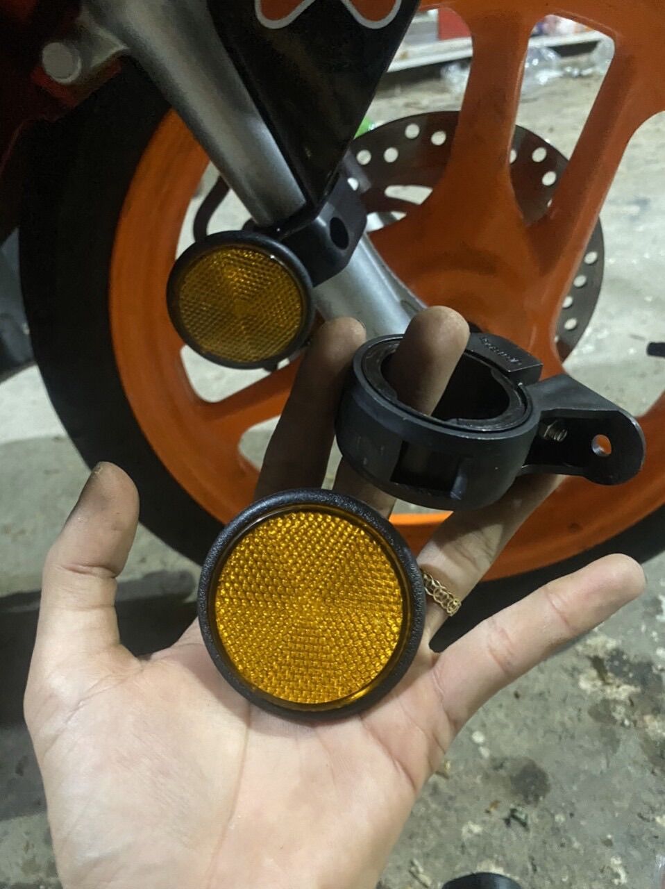 Cặp mắt mèo gắn chân phuộc