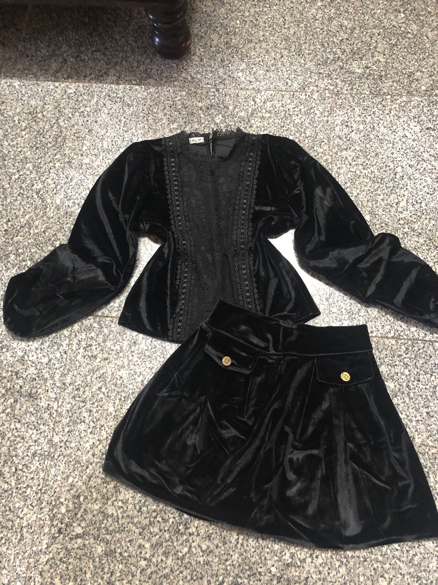 Set áo phối ren và chân váy nhung
