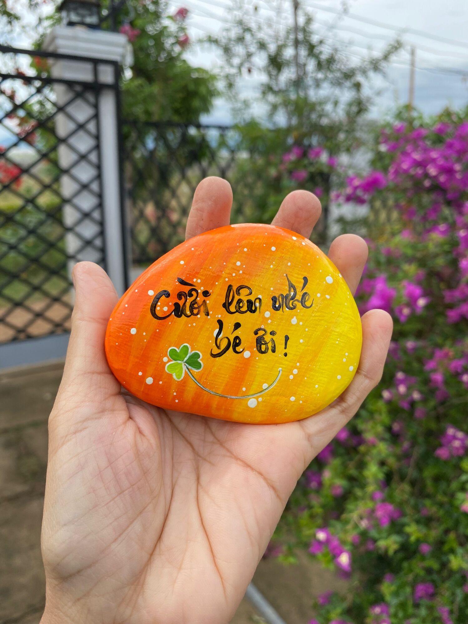 Tranh đá cuội chữ cười lên nhé tặng kèm túi voan dây rút siêu xinh