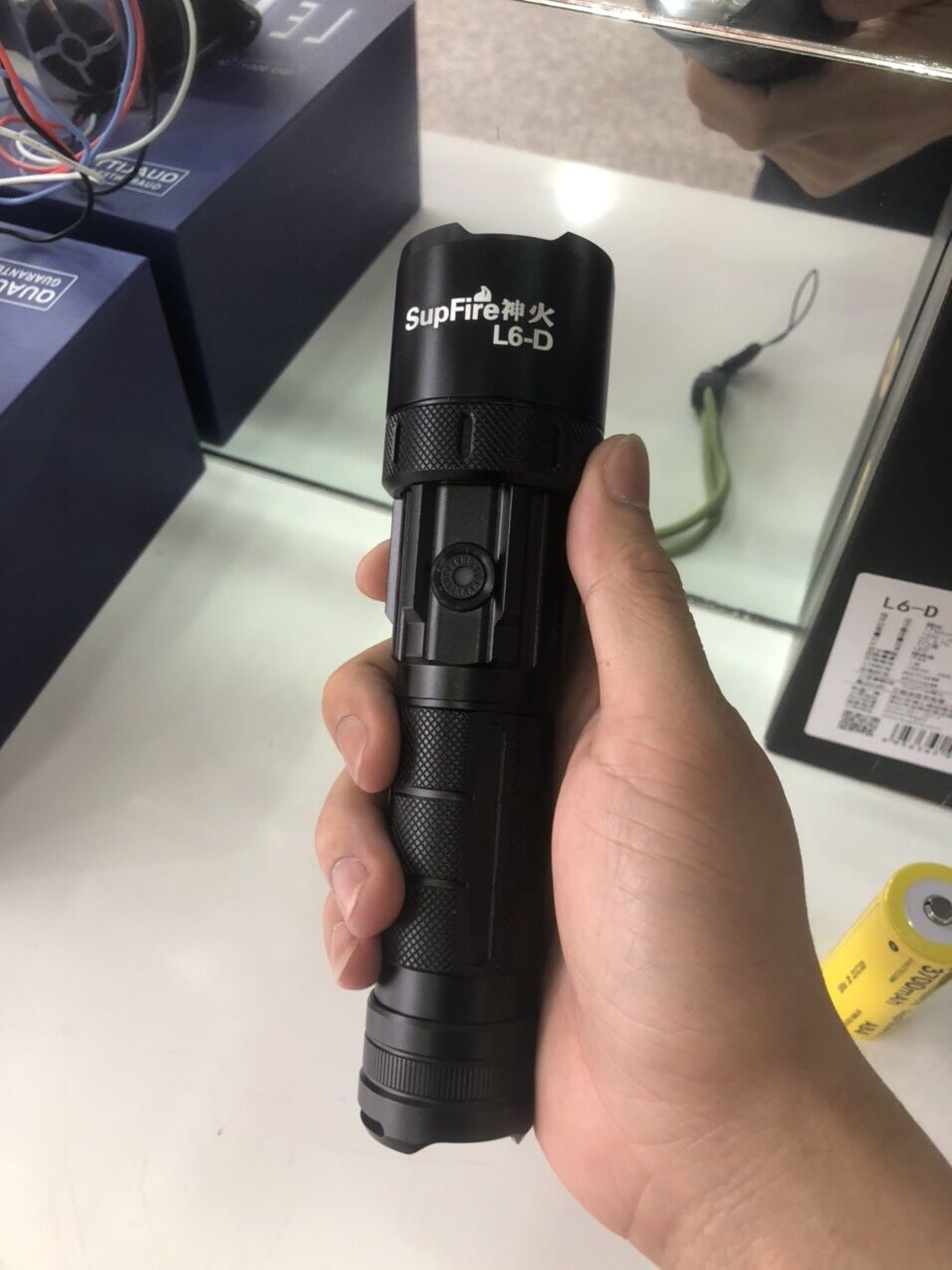 Đèn pin Supfire L6-D.