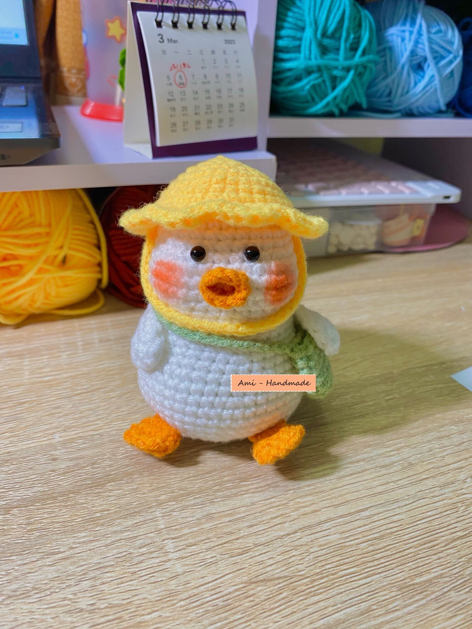 Vịt con ú nu đeo cặp đi học (sản phẩm len handmade)