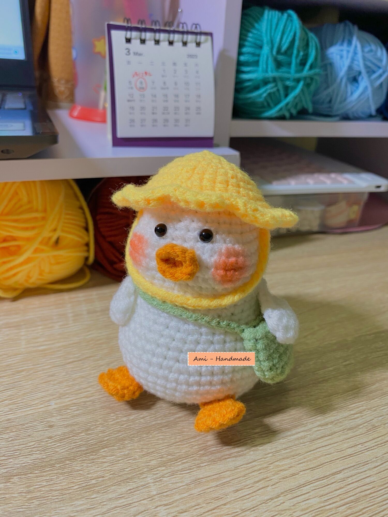 Vịt con ú nu đeo cặp đi học (sản phẩm len handmade)