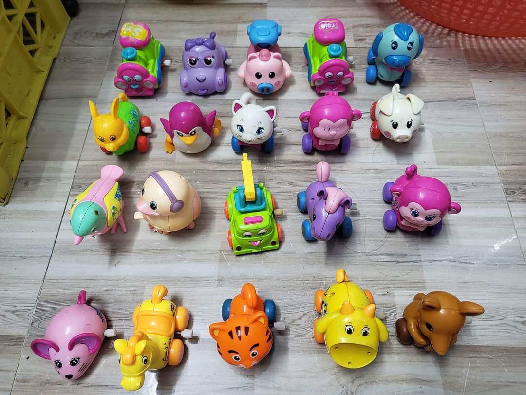 Set xe chạy cót CŨ còn đẹp, có 10 chiếc cót còn lên còn lại hư cót nhưng vẫn đẩy chơi được
