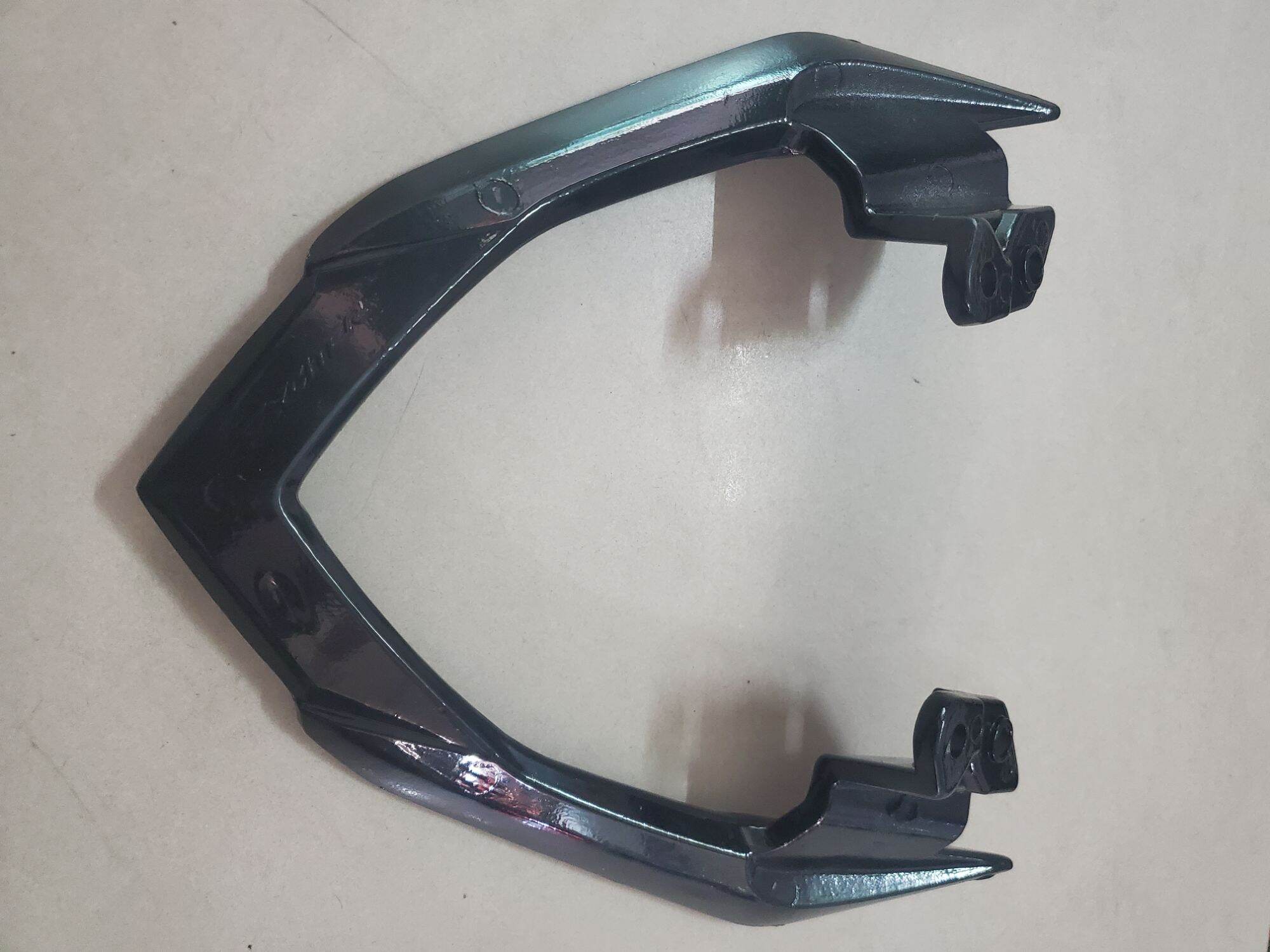 Cản. tay xách yên sau xe Exciter 135 màu đen bóng.