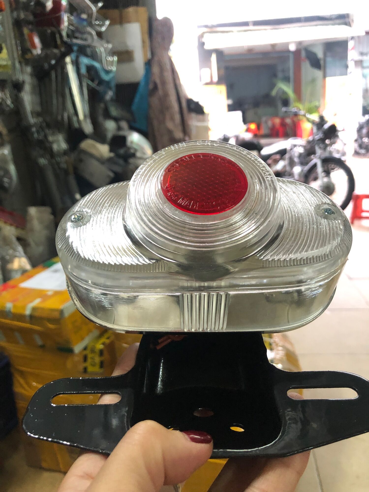 Đèn lái 67 chụp trắng đồng tiền đỏ