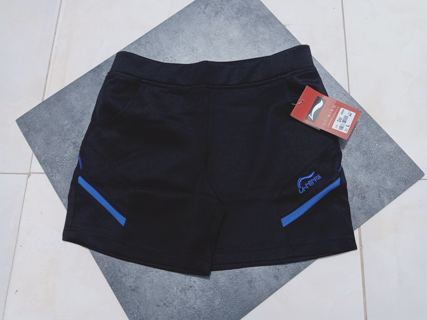 Quần cầu lông Lining nữ 100% chất thun poly.