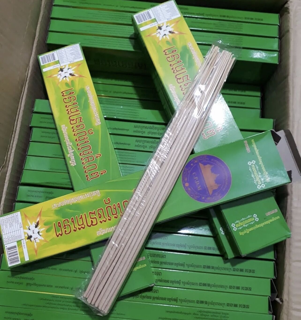 Combo 10 hộp Nhang Muỗi Thái Lan dạng cây (10 hộp tặng 1 cái Qu.ẹt chống gió - 1 hộp 30 cây)